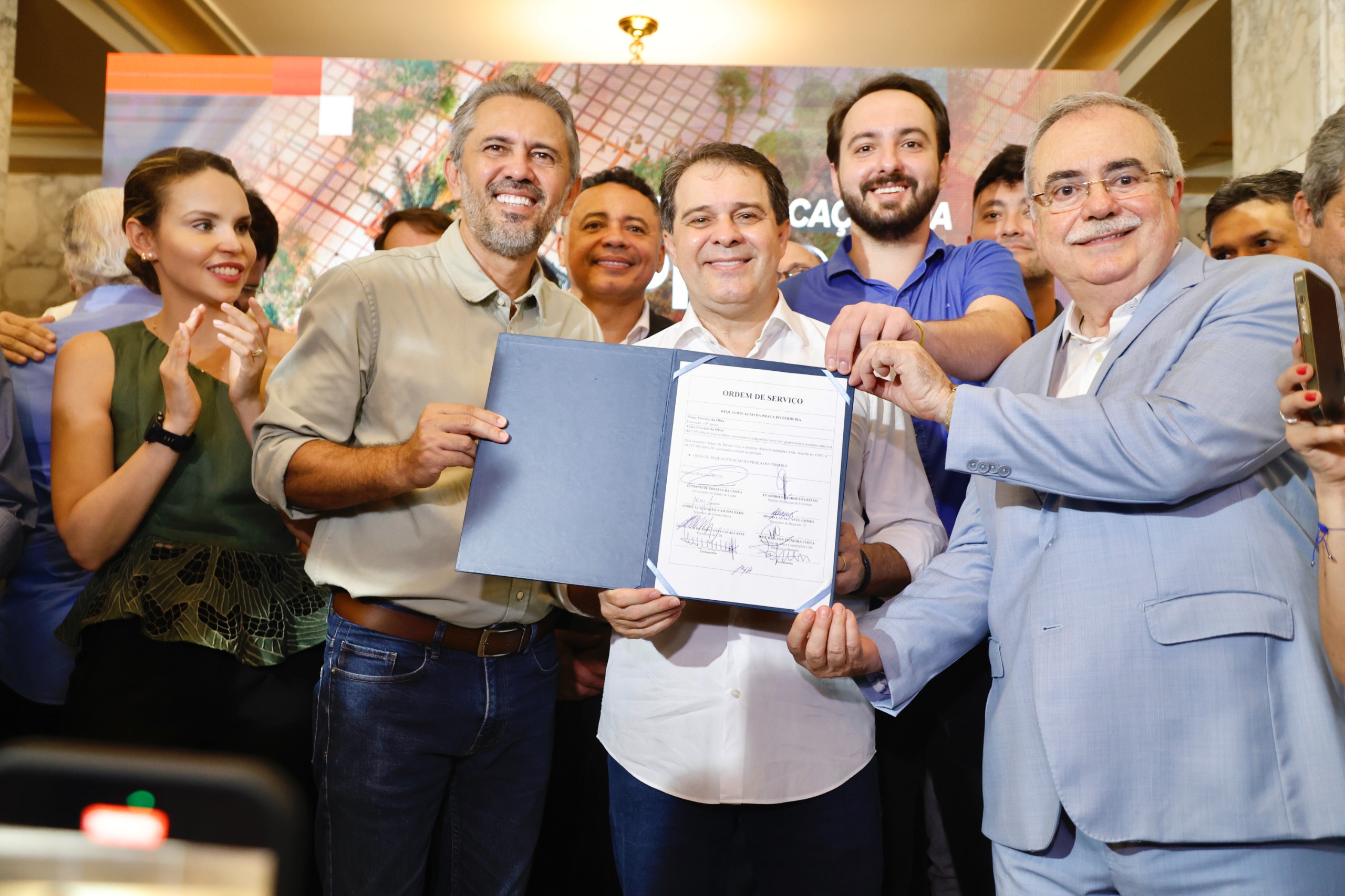 prefeito evandro, governador elmano e presidente da CDL Fortaleza, Assis Cavalcante posam para a foto mostrando o documento da ordem de serviço